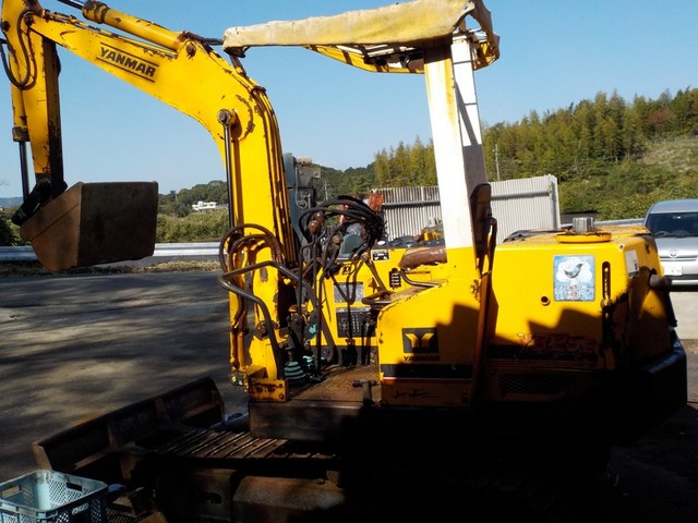YANMAR YB25  : Exporting used cars, tractors & excavators from Japan