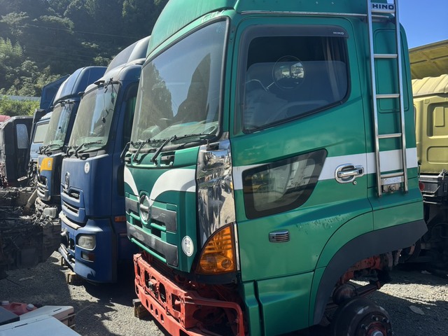 Hino Half Cut Hino Half Cut : Exporting used cars, tractors & excavators from Japan