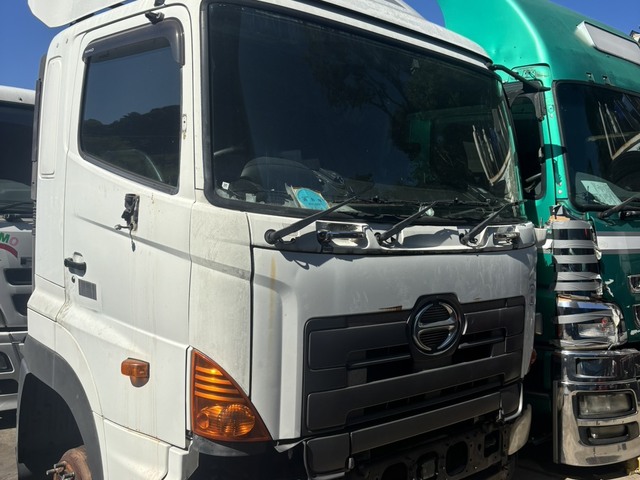 Hino Half Cut Hino Half Cut : Exporting used cars, tractors & excavators from Japan